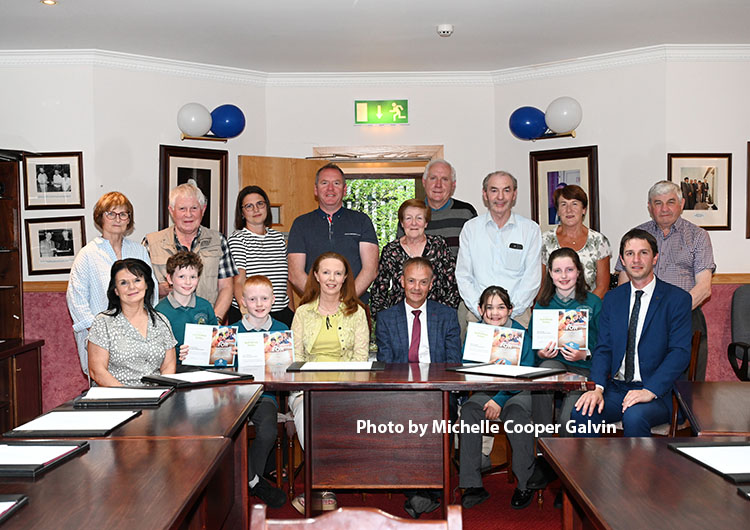 Holy Family NS and Rathmore & District Credit Union celebrate School's Quiz victory.